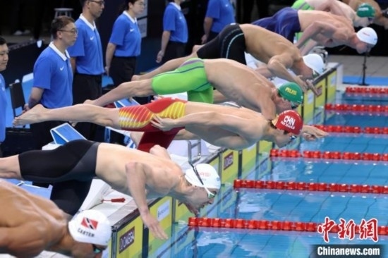 10月19日晚，2024年世界泳聯(lián)游泳世界杯上海站結(jié)束第二個(gè)比賽日的爭(zhēng)奪。圖為中國選手潘展樂(左三)在男子100米自由泳決賽中。 中新社記者 湯彥俊 攝
