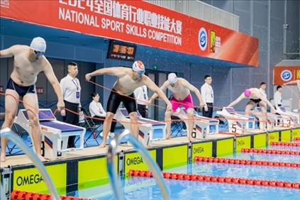 參賽選手在游泳救生項(xiàng)目比賽中。賽事主辦方供圖