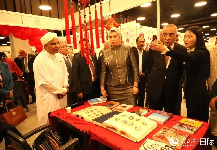 第二十三屆約旦安曼國際書展于10月10日至19日在約旦展覽中心舉行，約旦政府和民間各界人士在中國展臺(tái)翻閱圖書，熱烈交流互動(dòng)，感受中華文化之美。人民網(wǎng)記者 李瀟攝