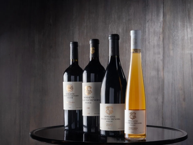 活動(dòng)現(xiàn)場(chǎng)推介了懷來中法莊園珍藏馬瑟蘭干紅、小芒森甜白等優(yōu)質(zhì)葡萄酒。主辦方供圖