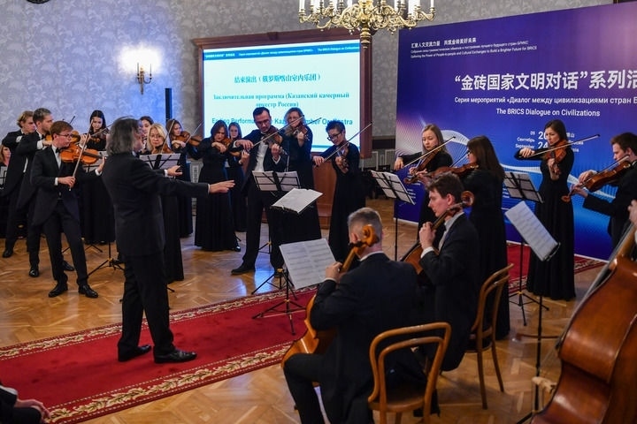 2024年9月24日，在俄羅斯喀山，俄羅斯喀山室內(nèi)樂(lè)團(tuán)演奏傳統(tǒng)曲目。“金磚國(guó)家文明對(duì)話”系列活動(dòng)24日在俄羅斯喀山舉行，來(lái)自中國(guó)、俄羅斯、巴西、印度、南非、伊朗等金磚國(guó)家的相關(guān)機(jī)構(gòu)、各領(lǐng)域?qū)＜覍W(xué)者及青年代表等300多人參加。新華社記者 曹陽(yáng) 攝