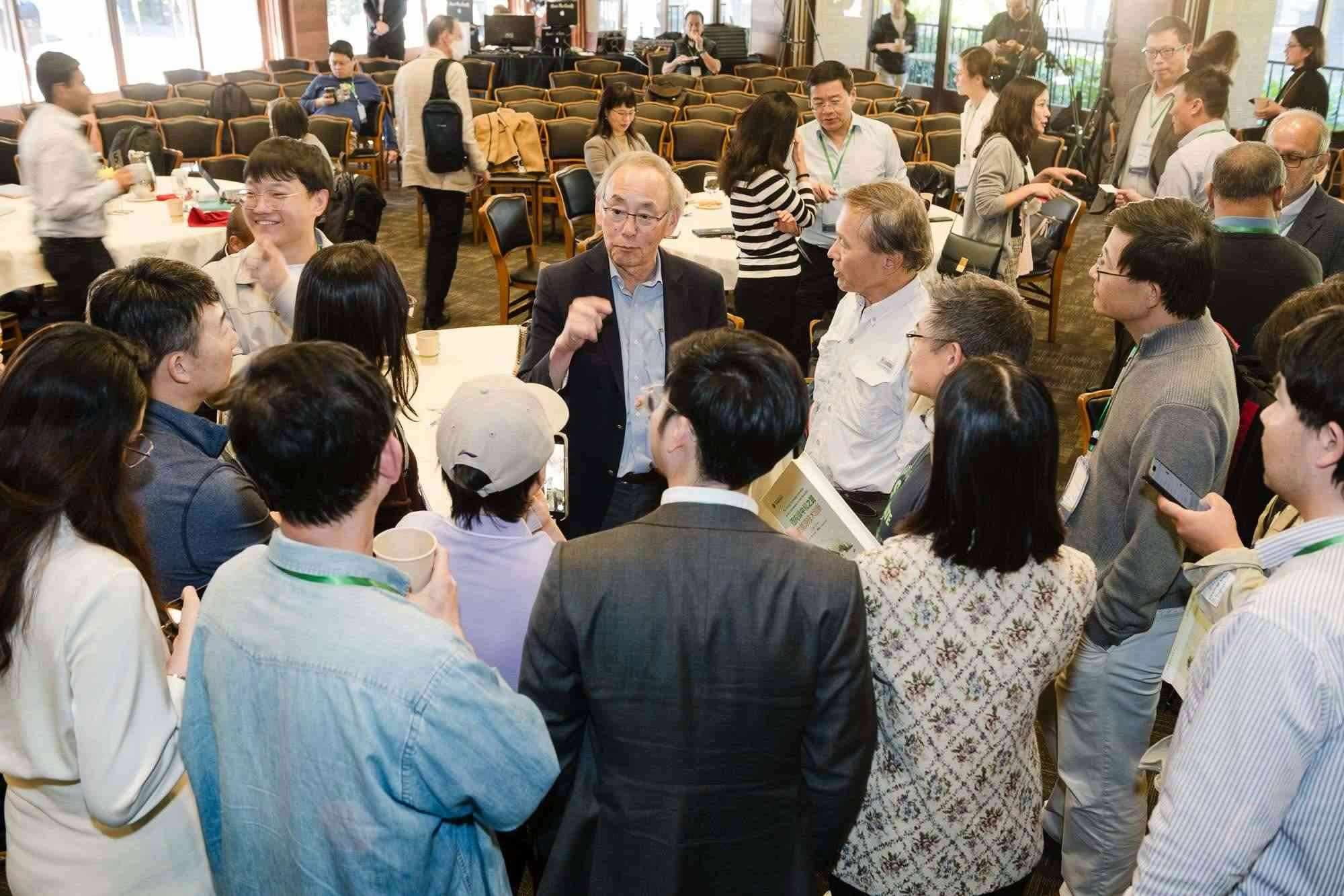 美國(guó)前能源部長(zhǎng)、諾獎(jiǎng)得主朱棣文教授在會(huì)場(chǎng)與參會(huì)者交流。馮超攝