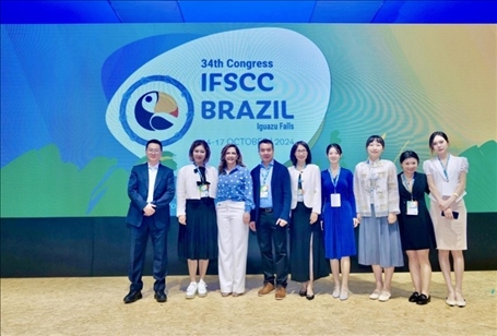 百雀羚集團(tuán)高層與研發(fā)團(tuán)隊。受訪方供圖