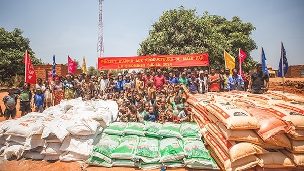 華剛礦業(yè)向當地捐贈種子化肥儀式現場。中鐵資源供圖