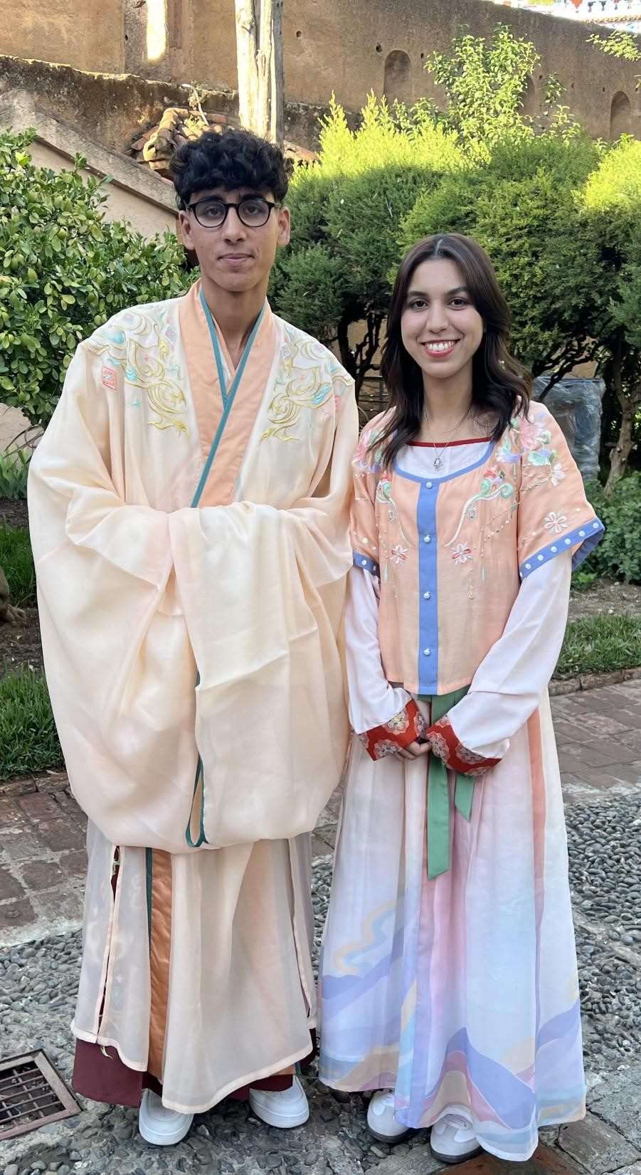 兩位青年試穿中國(guó)古代服裝。拉巴特中國(guó)文化中心供圖