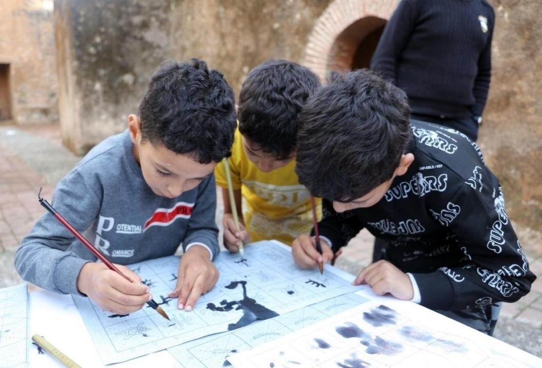 一起學(xué)書法。拉巴特中國(guó)文化中心供圖