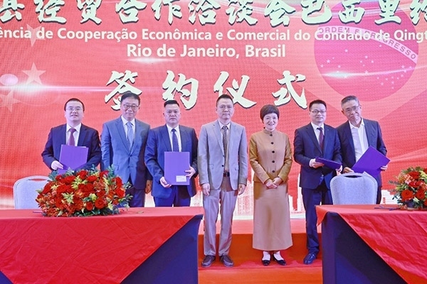 企業(yè)家在活動現(xiàn)場參與項目簽約儀式。人民網(wǎng)記者 陳海琪攝