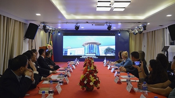 當(dāng)?shù)貢r間10月22日，山東省臨沂市代表團訪問巴西華人文化交流協(xié)會會館，并舉行中國（臨沂）—巴西（里約）合作交流會。巴西華人文化交流協(xié)會供圖