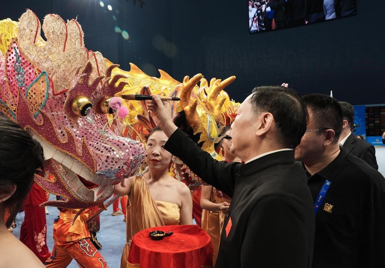 出席開賽儀式的領(lǐng)導(dǎo)及嘉賓共同為參賽龍獅隊點睛。（受訪者供圖）