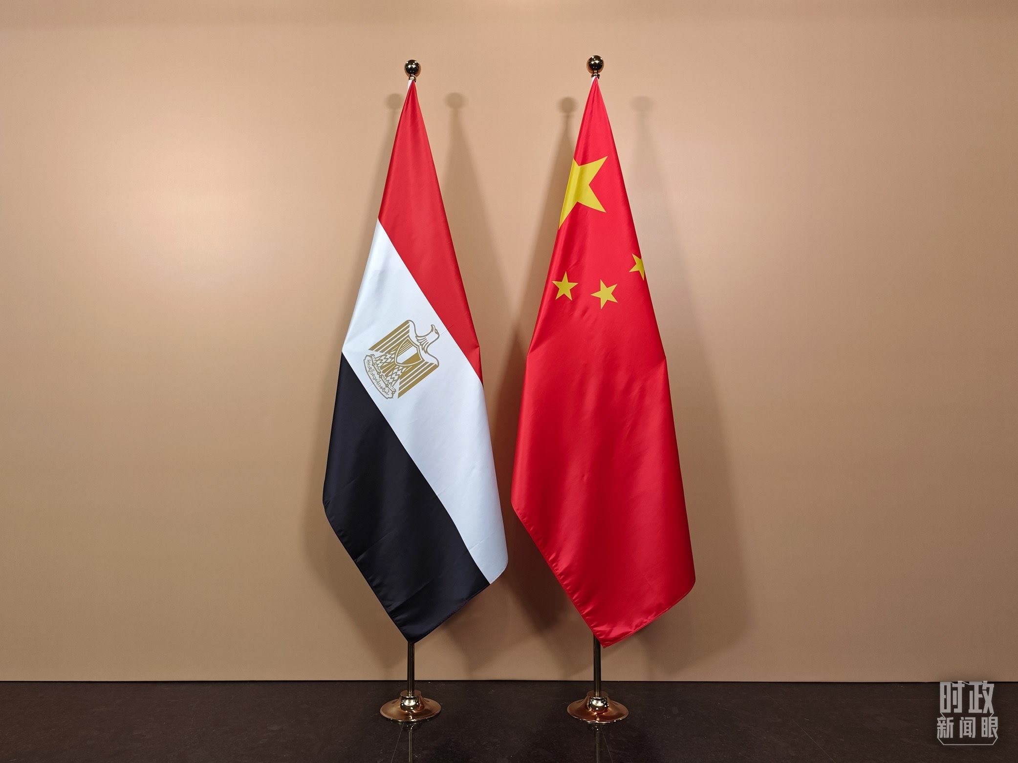 △ 會見廳外的中國埃及兩國國旗。（總臺央視記者彭漢明拍攝）