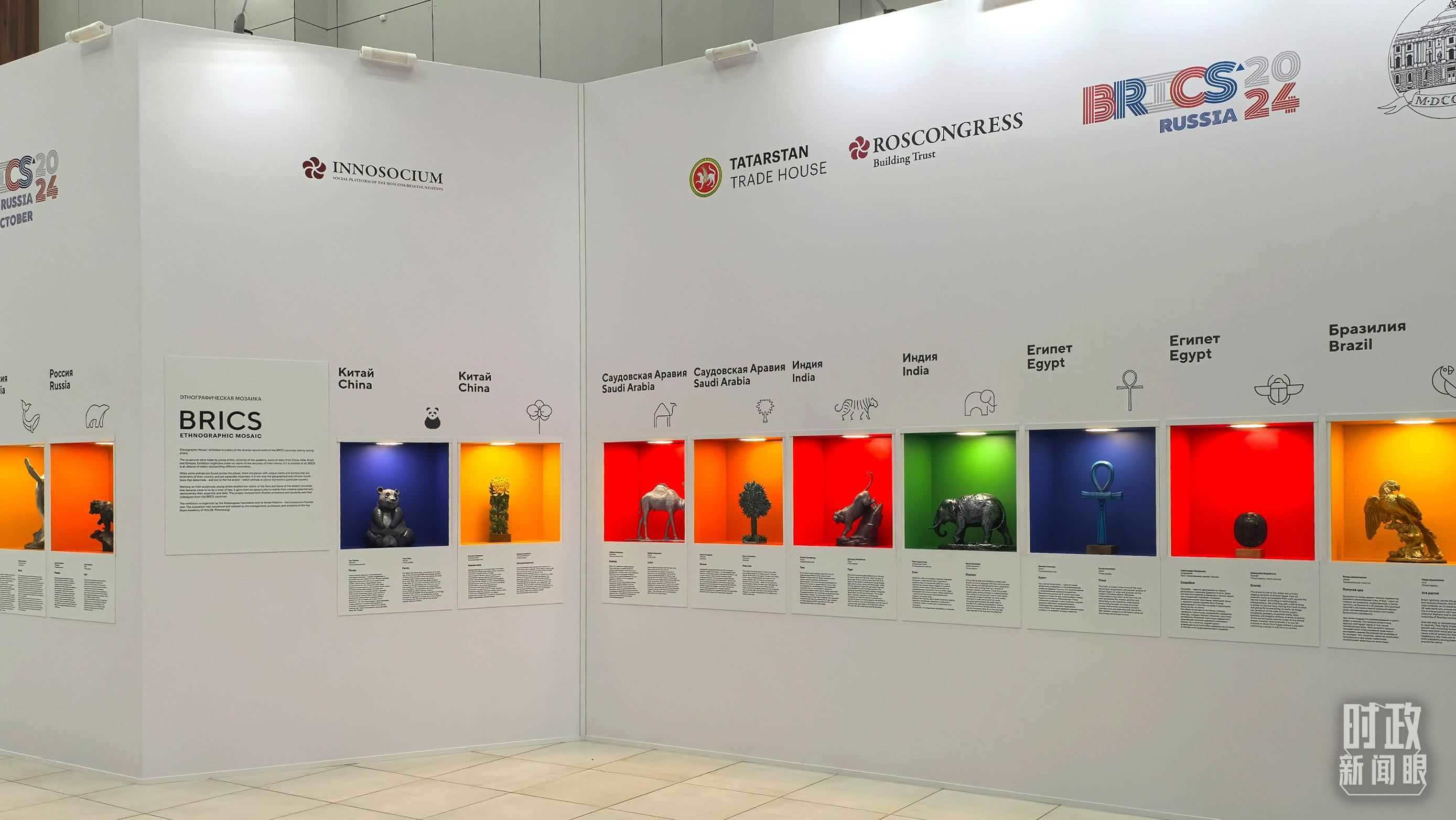 △ 喀山會展中心內(nèi)展示的金磚國家工藝品。（總臺央廣記者潘毅拍攝）