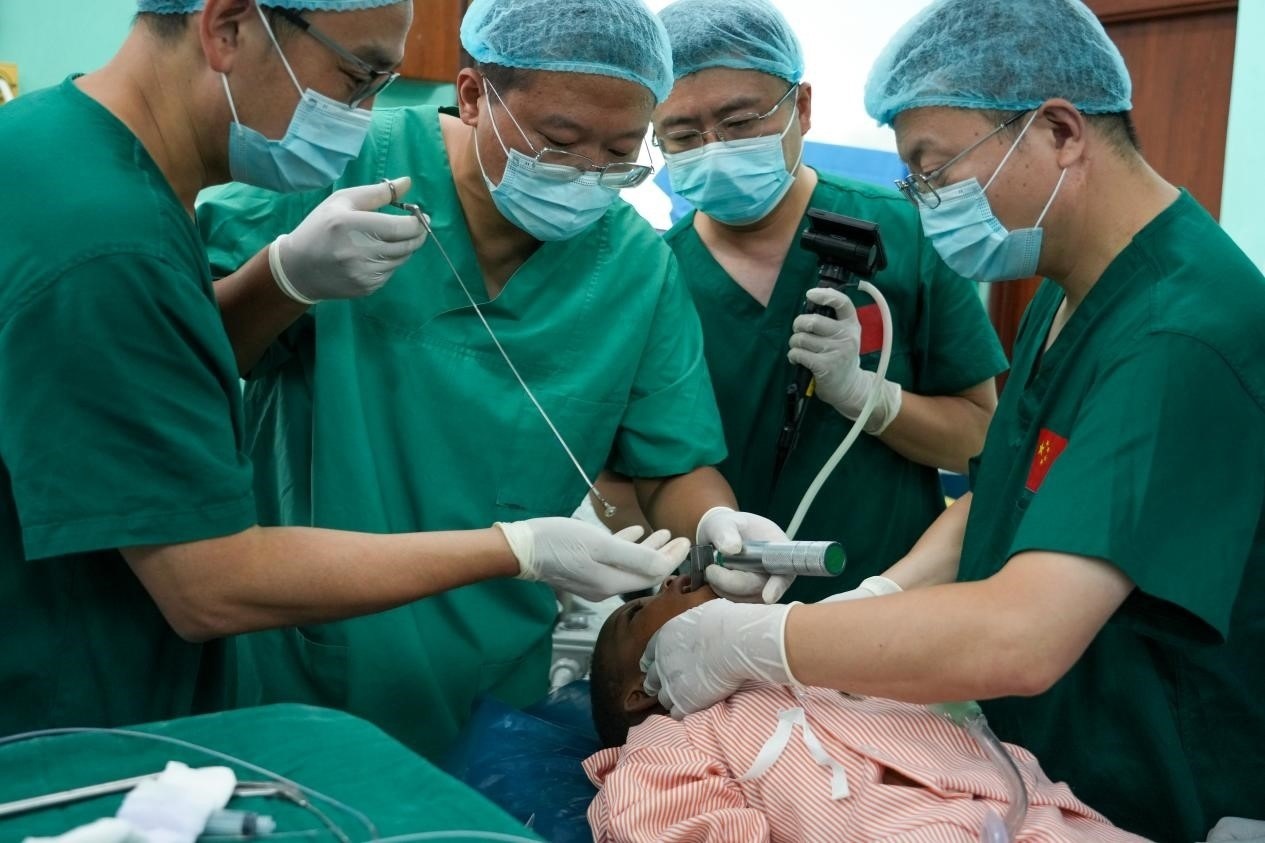 引起患兒窒息的異物被成功取出。中國(guó)援桑醫(yī)療隊(duì)供圖