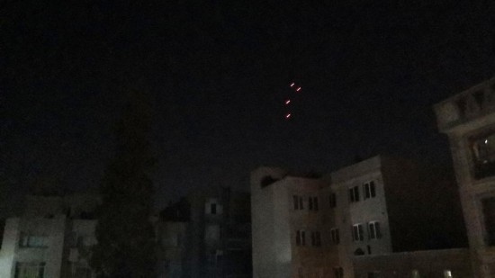  這是10月26日4點(diǎn)50分左右拍攝的德黑蘭市區(qū)。當(dāng)?shù)貢r(shí)間26日凌晨，新華社記者在伊朗首都德黑蘭多次聽到爆炸聲。新華社記者姚兵攝