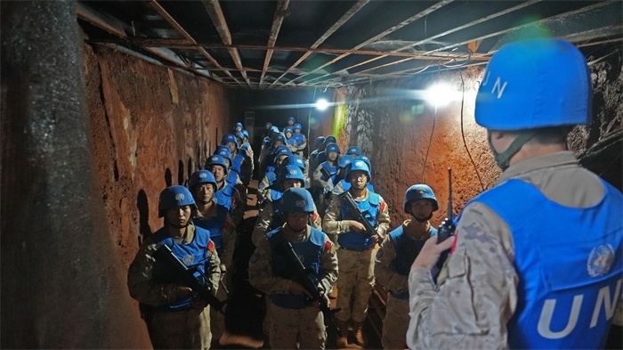 進(jìn)入地下掩體隱蔽。王軍杰攝