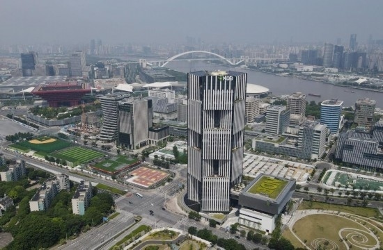 位于中國(guó)上海浦東新區(qū)世博園區(qū)的金磚國(guó)家新開(kāi)發(fā)銀行總部大樓（2022年6月17日攝，無(wú)人機(jī)照片）。新華社記者方喆攝