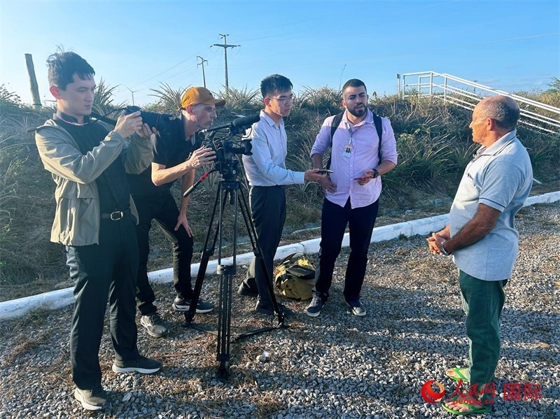 聯(lián)合采訪團(tuán)正在采訪因苦咸水淡化項(xiàng)目受益的當(dāng)?shù)孛癖?。人民網(wǎng)記者 陳一鳴攝