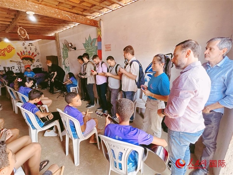  受益于中國企業(yè)的“青少年成長”項(xiàng)目，700多名當(dāng)?shù)厍嗌倌甑囊魳泛妥闱驂粝氩迳狭顺岚?。圖為聯(lián)合采訪團(tuán)正在采訪參加音樂培訓(xùn)的孩子們。 人民網(wǎng)記者 陳一鳴攝