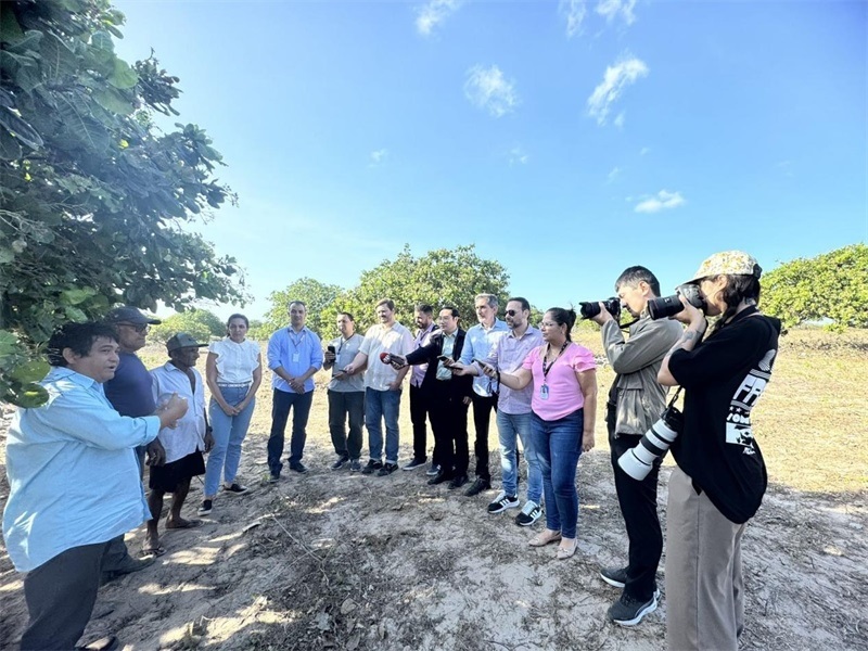 聯(lián)合采訪團(tuán)正在采訪中國企業(yè)在若昂卡馬拉市的扶貧開放項(xiàng)目 。孫佳攝