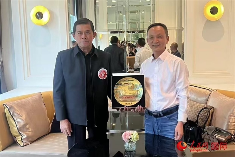 泰中友好協(xié)會會長、泰國前副總理功·塔帕朗西（左一）會見浙大團組一行。人民網記者 簡承淵攝