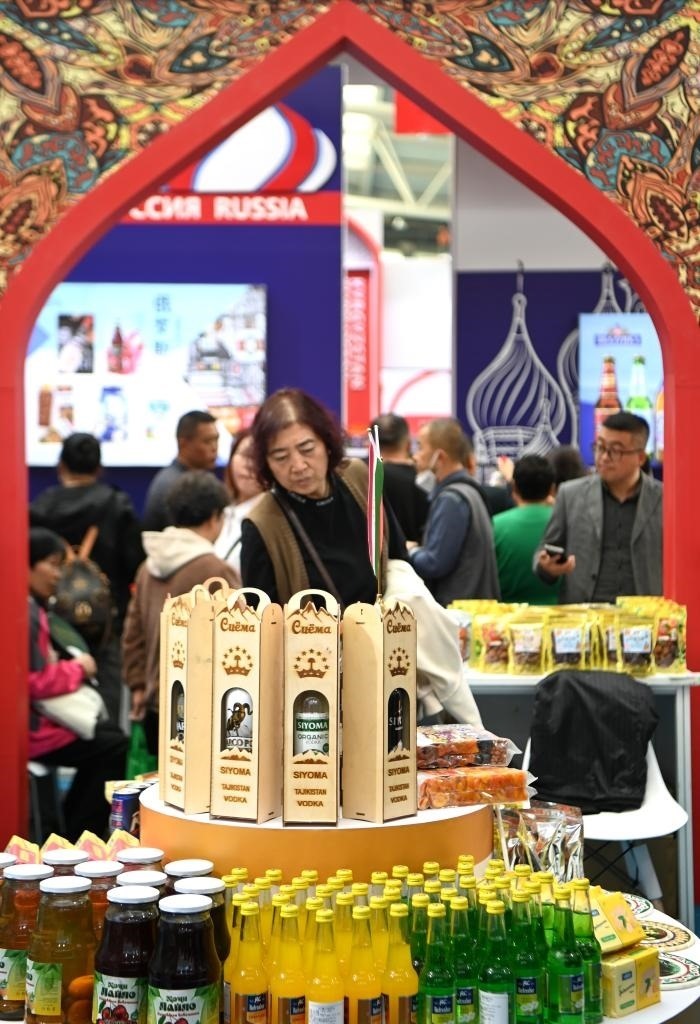 10月25日，觀眾在楊凌農(nóng)高會上合組織國家農(nóng)業(yè)展區(qū)了解農(nóng)產(chǎn)品。新華社記者 鄒競一 攝