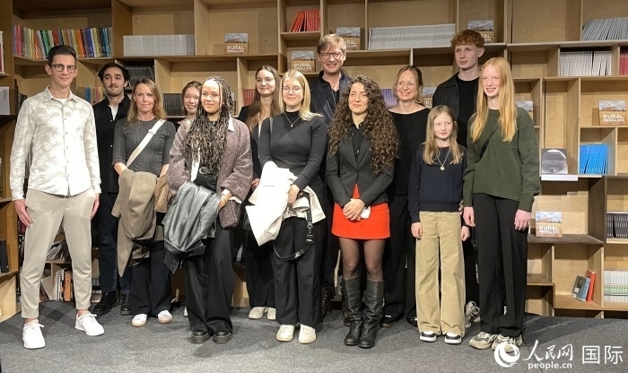 德國(guó)建筑師克里斯托夫·黑塞（右六）和合作者。人民網(wǎng) 鄭蘅夏攝