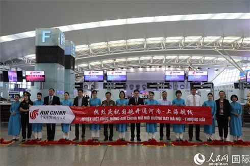 中國(guó)駐越南大使館經(jīng)商處參贊李振民等兩國(guó)嘉賓為儀式剪彩。 人民網(wǎng)記者 楊曄攝