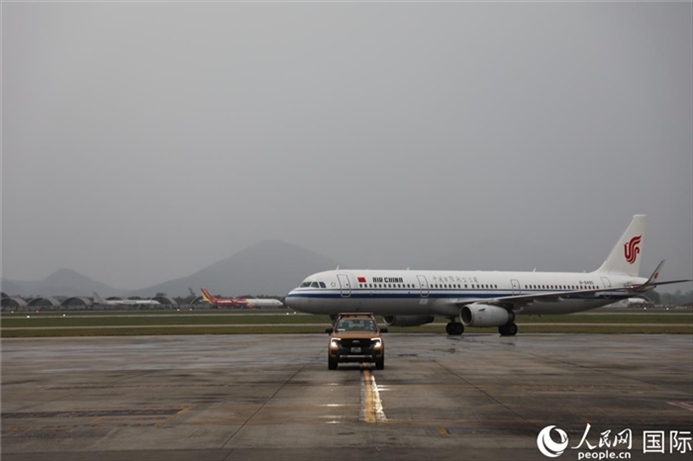 國(guó)航上?！觾?nèi)首班飛機(jī)抵達(dá)河內(nèi)內(nèi)排機(jī)場(chǎng)。人民網(wǎng)記者 楊曄攝