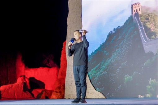 李剛在“何以中國(guó)·五星出東方”網(wǎng)絡(luò)主題宣傳活動(dòng)現(xiàn)場(chǎng)演講。人民視頻供圖