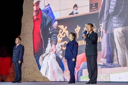 張曉波（右一）在“何以中國·五星出東方”網(wǎng)絡主題宣傳活動現(xiàn)場演講。人民視頻供圖