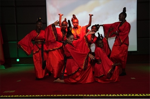 孔子學院的學生表演中國舞《昭君出塞》。主辦方供圖