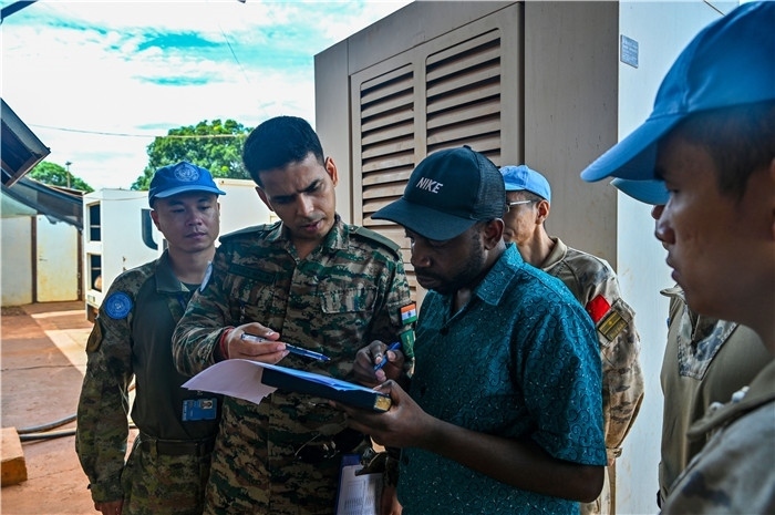 核查發(fā)電設(shè)備。鄧原淘攝