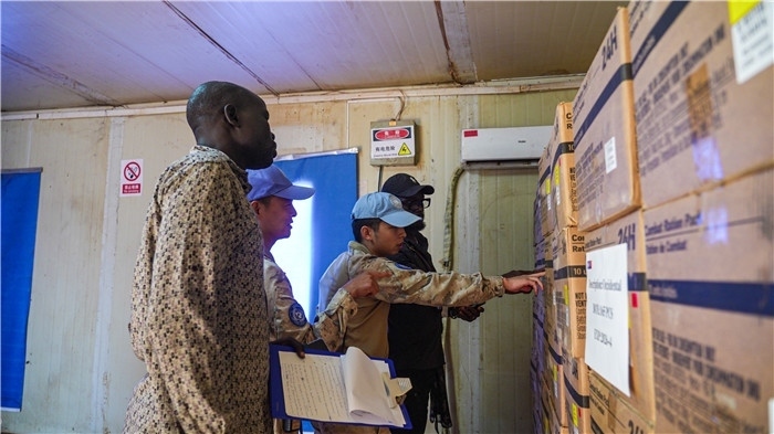 圖7.檢查給養(yǎng)物資。馬騫攝