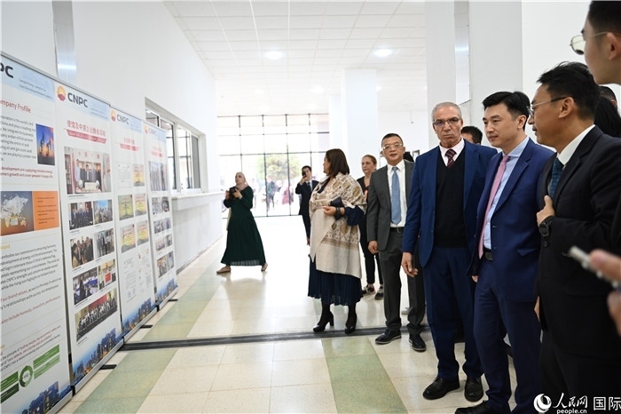 中企向阿爾及利亞大學捐贈電教設(shè)備圖片展。人民網(wǎng)記者 郝瑞敏攝