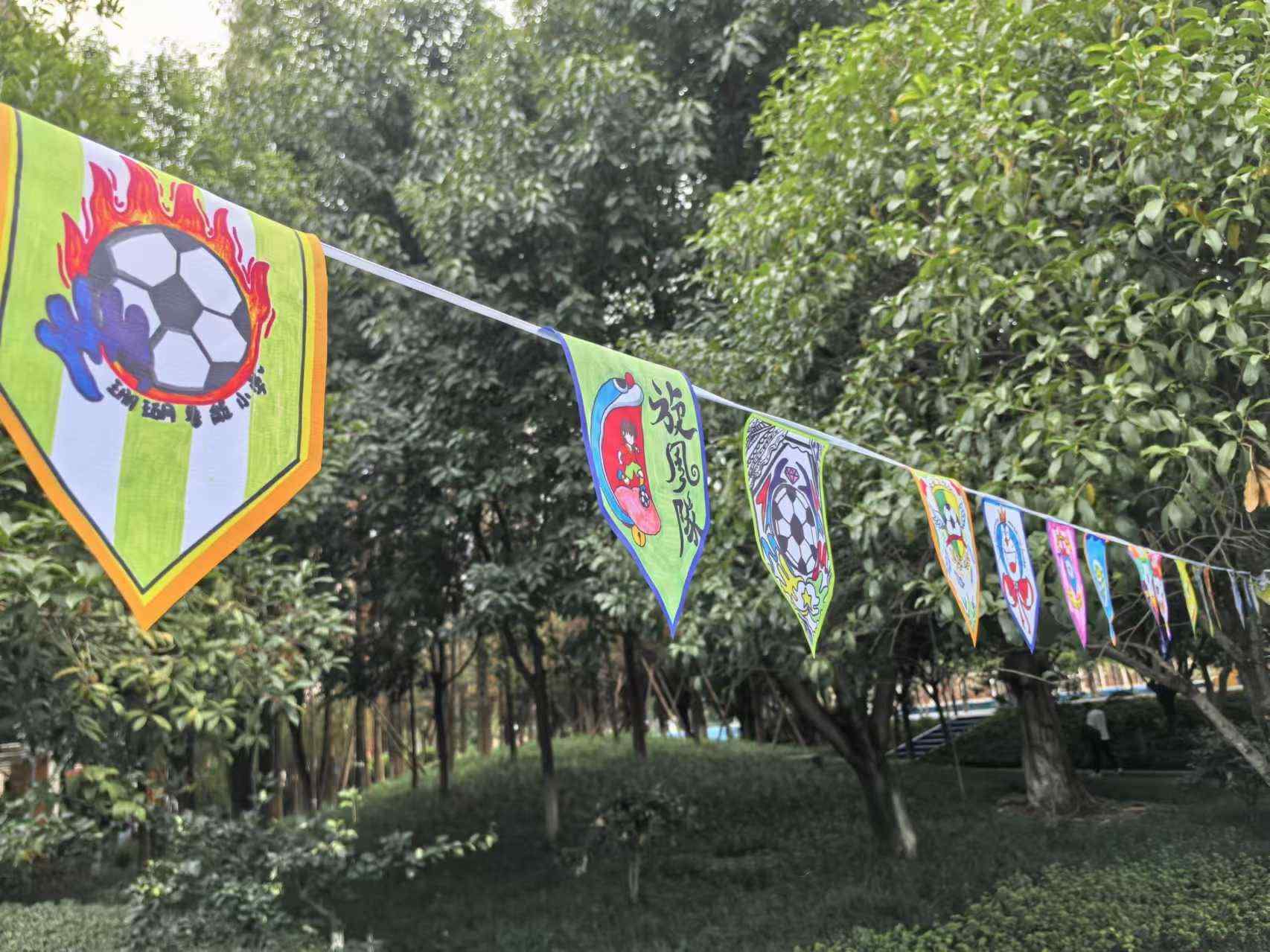 珊瑚魯能小學學生們手繪的“班超”隊徽。 人民網(wǎng)記者 楊磊攝