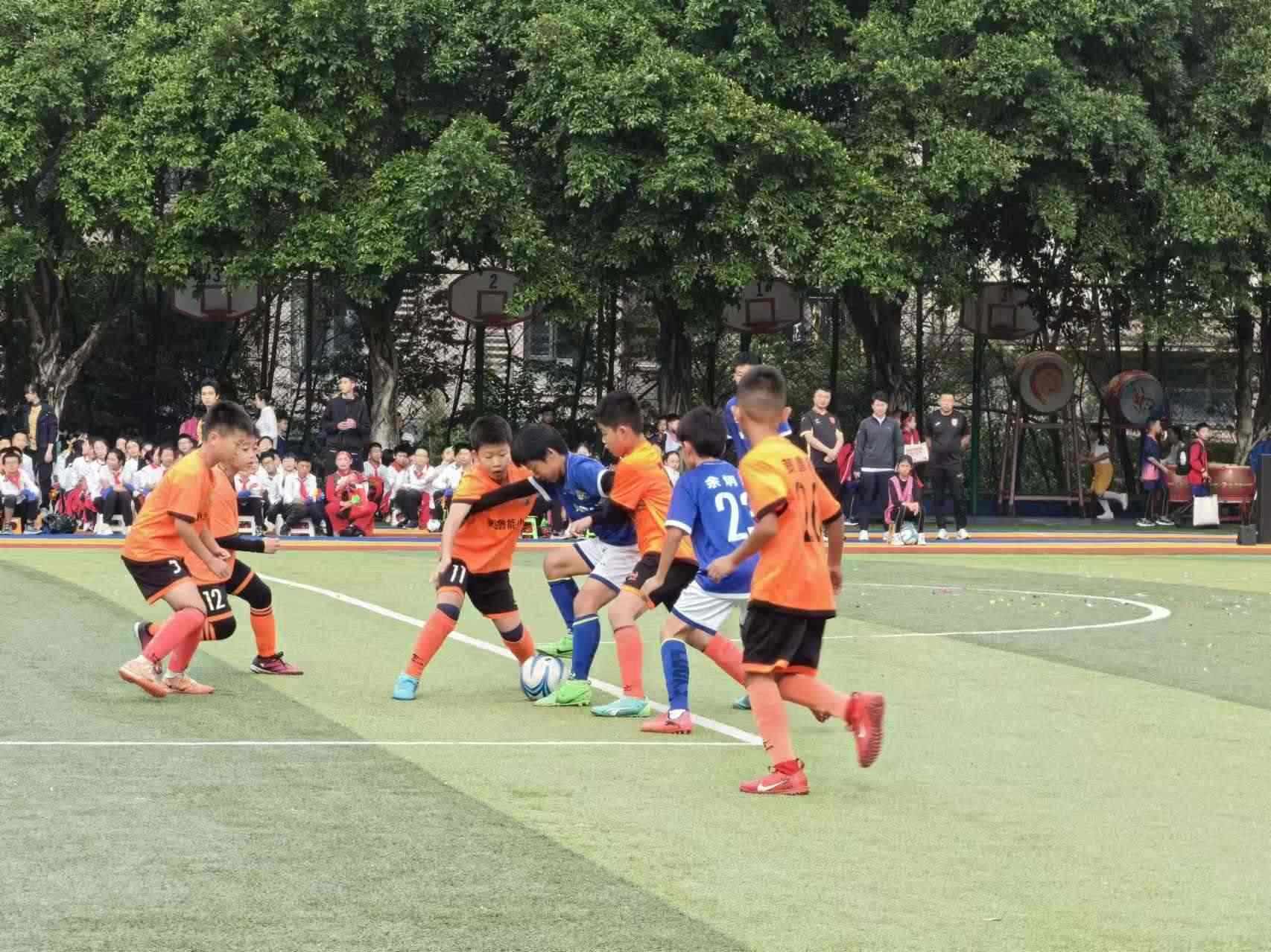 珊瑚魯能小學的學生們在進行足球比賽。 人民網(wǎng)記者 楊磊攝