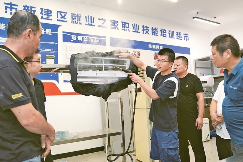 黨的二十屆三中全會(huì)強(qiáng)調(diào)，要健全終身職業(yè)技能培訓(xùn)制度。圖為2024年9月12日一位老師在給學(xué)員進(jìn)行家電清洗技術(shù)培訓(xùn)。 新華社記者 萬(wàn)象/攝