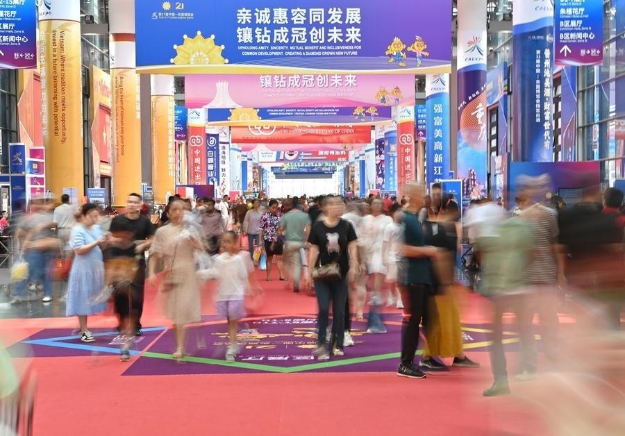2024年9月28日，觀眾在廣西南寧市舉行的第21屆中國(guó)—東盟博覽會(huì)上參觀。新華社記者 周華 攝