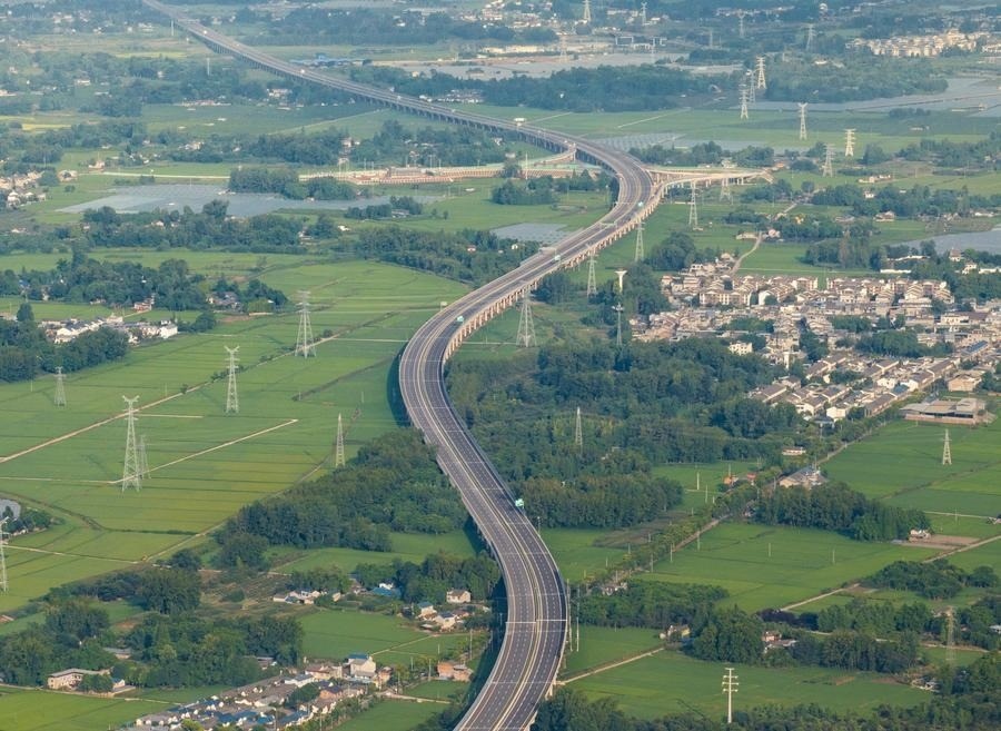 俯瞰四川天府新區(qū)至邛崍高速公路一角（2024年7月2日攝，無(wú)人機(jī)照片）。新華社記者 江宏景 攝