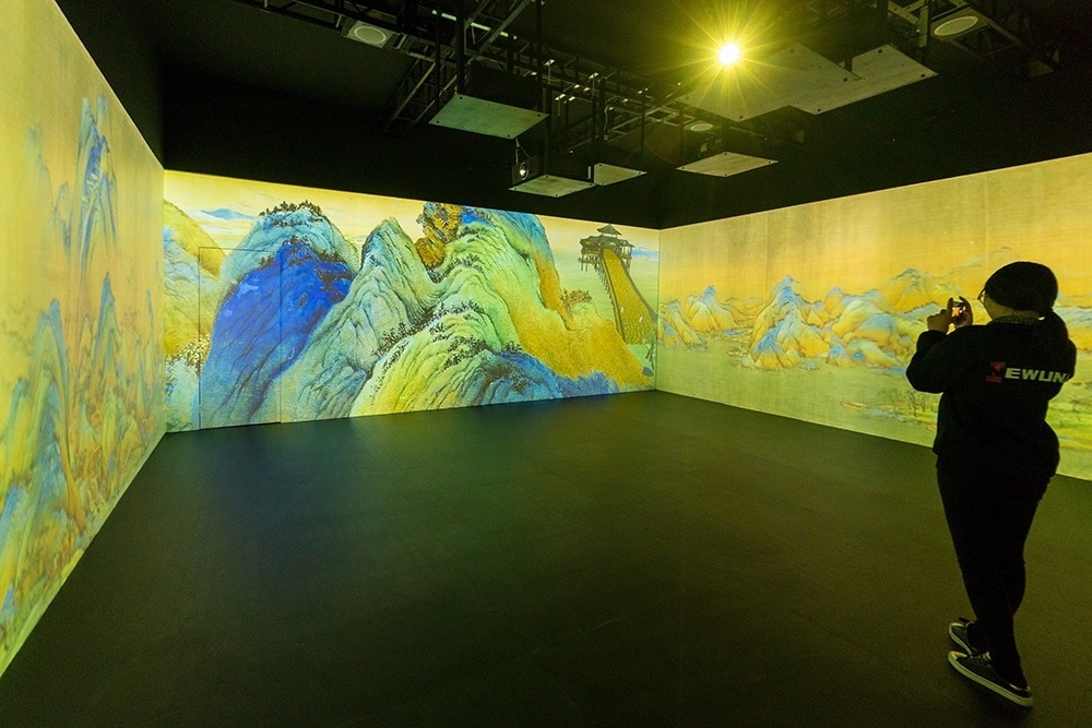 2019年1月29日，上海，市民在“千里江山圖科技藝術(shù)展”上參觀北宋名畫《千里江山圖》的AR全景展示并打卡拍照。