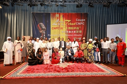 選手、評委、組委會工作人員共同與頒獎嘉賓合影。中國石油非洲公司供圖