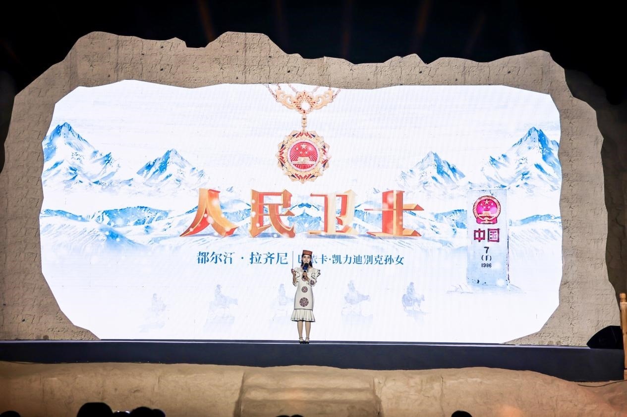 都爾汗·拉齊尼在“何以中國·五星出東方”網(wǎng)絡主題宣傳活動現(xiàn)場演講。人民視頻供圖