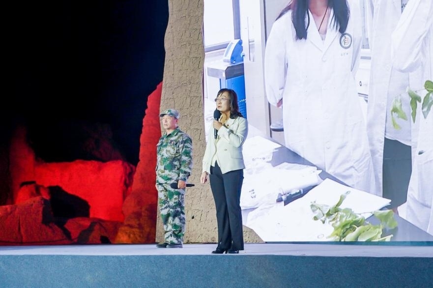 吳翠云（右一）在“何以中國·五星出東方”網(wǎng)絡主題宣傳活動現(xiàn)場演講。人民視頻供圖