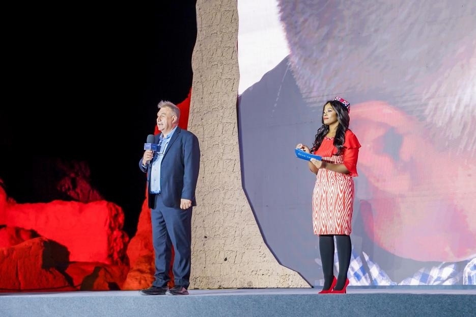 丹尼（左一）在“何以中國·五星出東方”網(wǎng)絡主題宣傳活動現(xiàn)場演講。人民視頻供圖