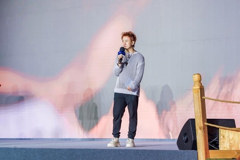 安鐘旭在“何以中國·五星出東方”網(wǎng)絡主題宣傳活動現(xiàn)場演講。人民視頻供圖