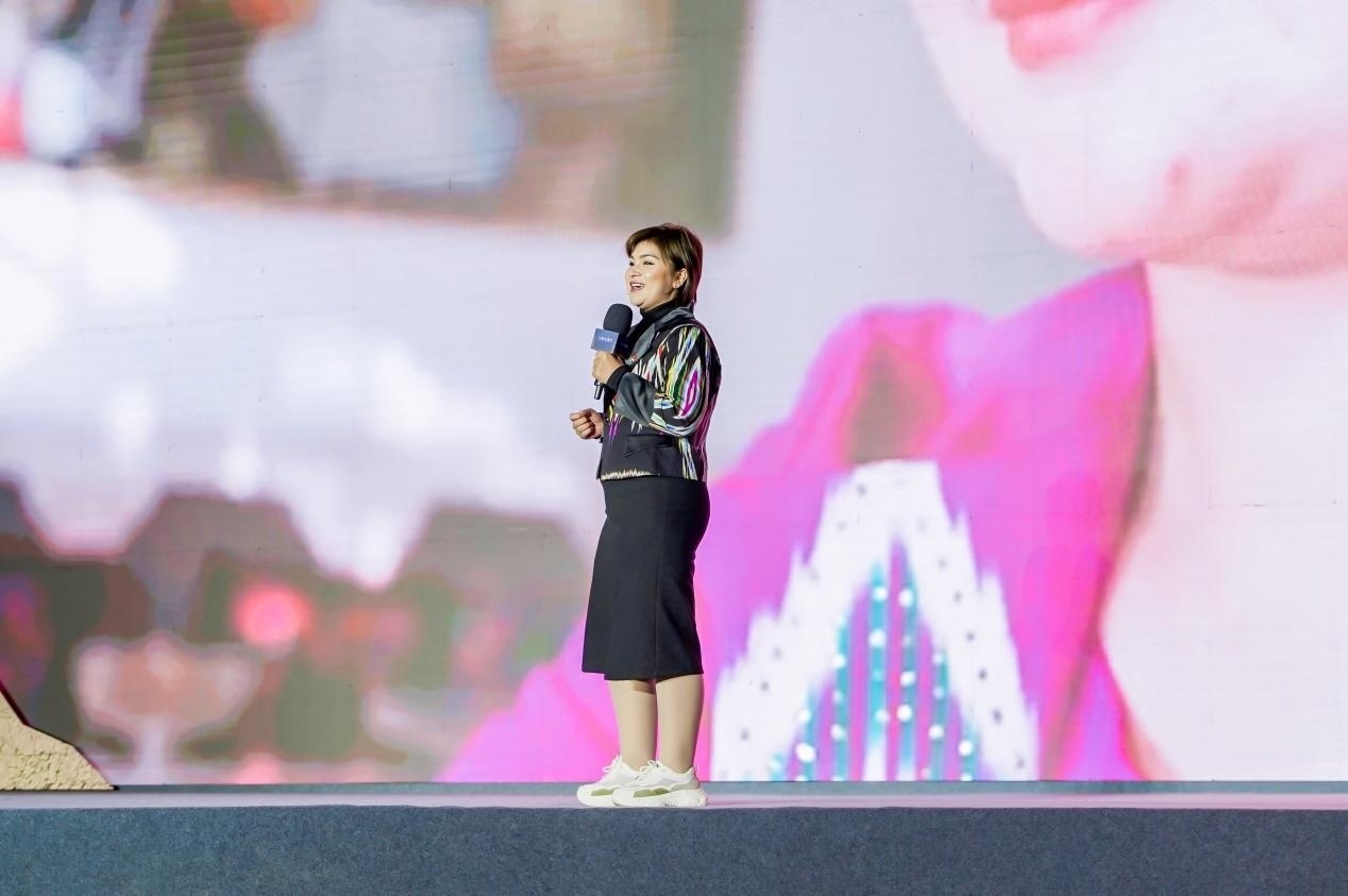 如克亞木·麥提賽地在“何以中國·五星出東方”網(wǎng)絡主題宣傳活動現(xiàn)場演講。人民視頻供圖