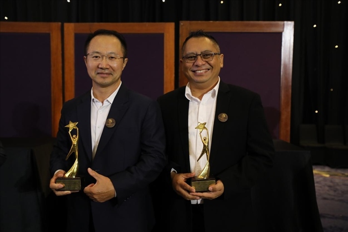 趙志剛與多迪獲獎后合影。國能印尼爪哇發(fā)電公司供圖