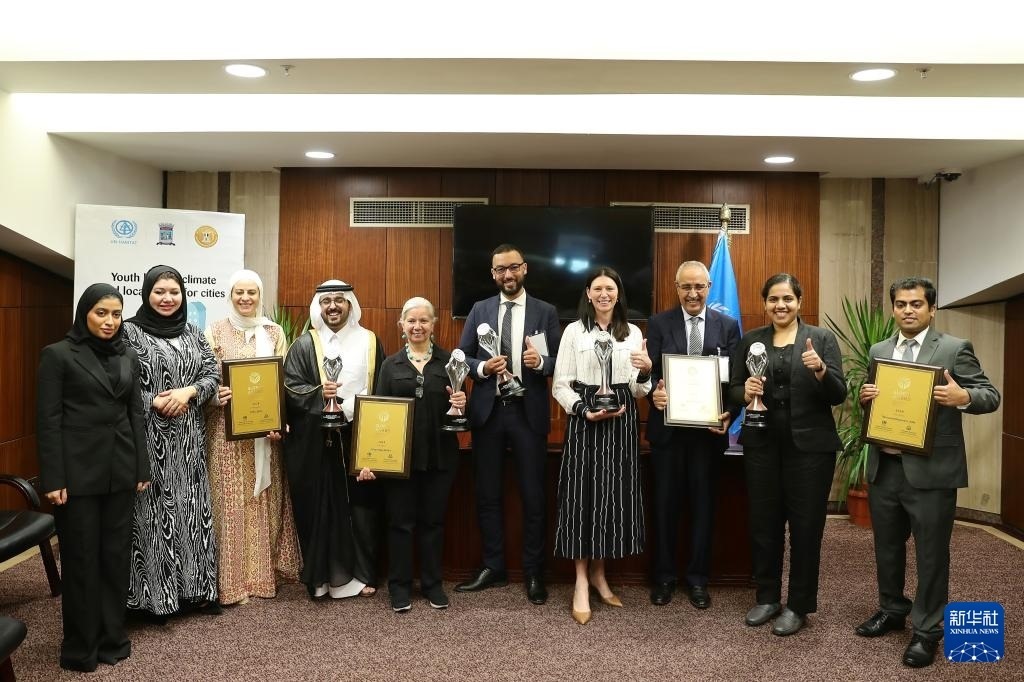 10月31日，在埃及亞歷山大，獲得第二屆全球可持續(xù)發(fā)展城市獎(jiǎng)（上海獎(jiǎng)）的城市代表合影。新華社記者 王東震 攝