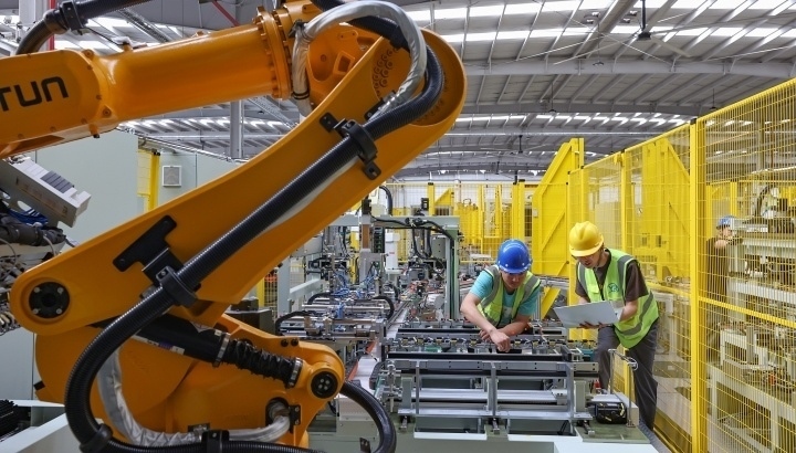 江蘇昆山，智能生產(chǎn)線上人機(jī)協(xié)同作業(yè)