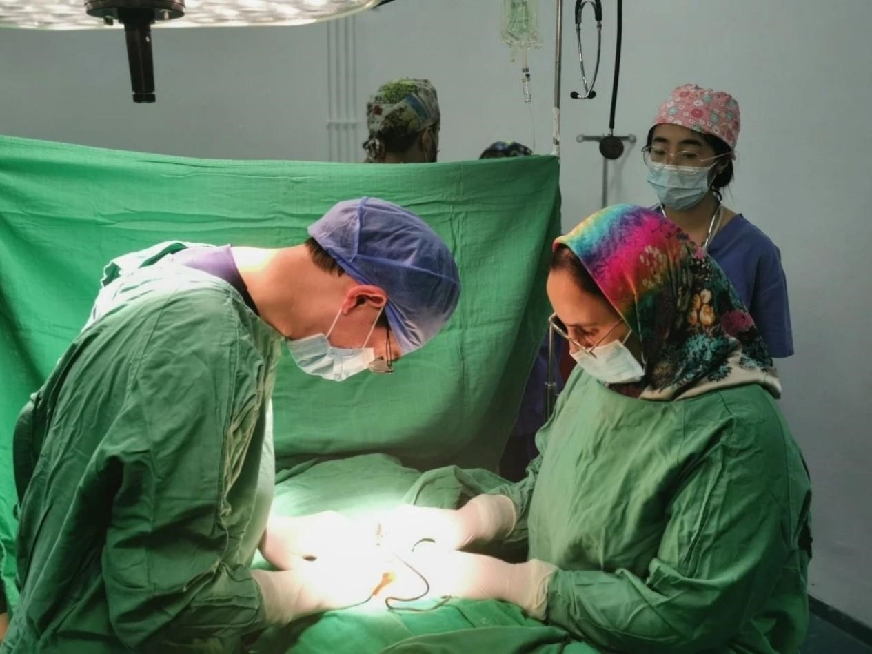 中國醫(yī)療隊員與當(dāng)?shù)蒯t(yī)生合作開展手術(shù)。第196批中國援助摩洛哥醫(yī)療隊塞達(dá)特分隊供圖