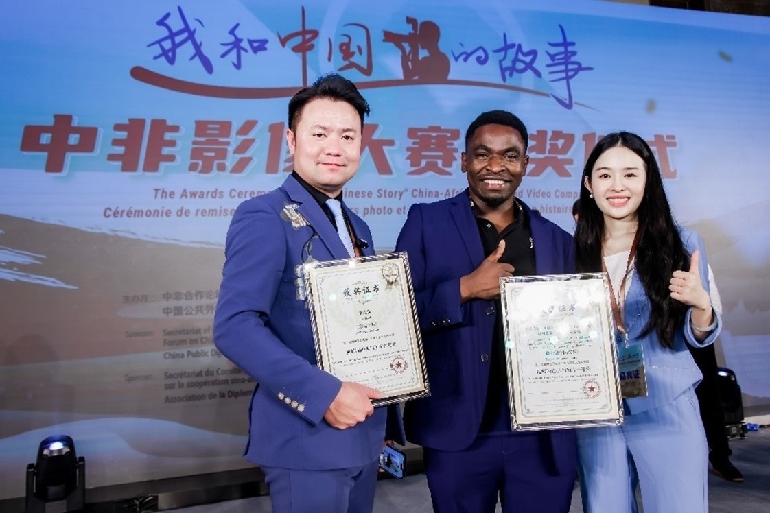 王曉樂（中）與其他嘉賓合影。主辦方供圖